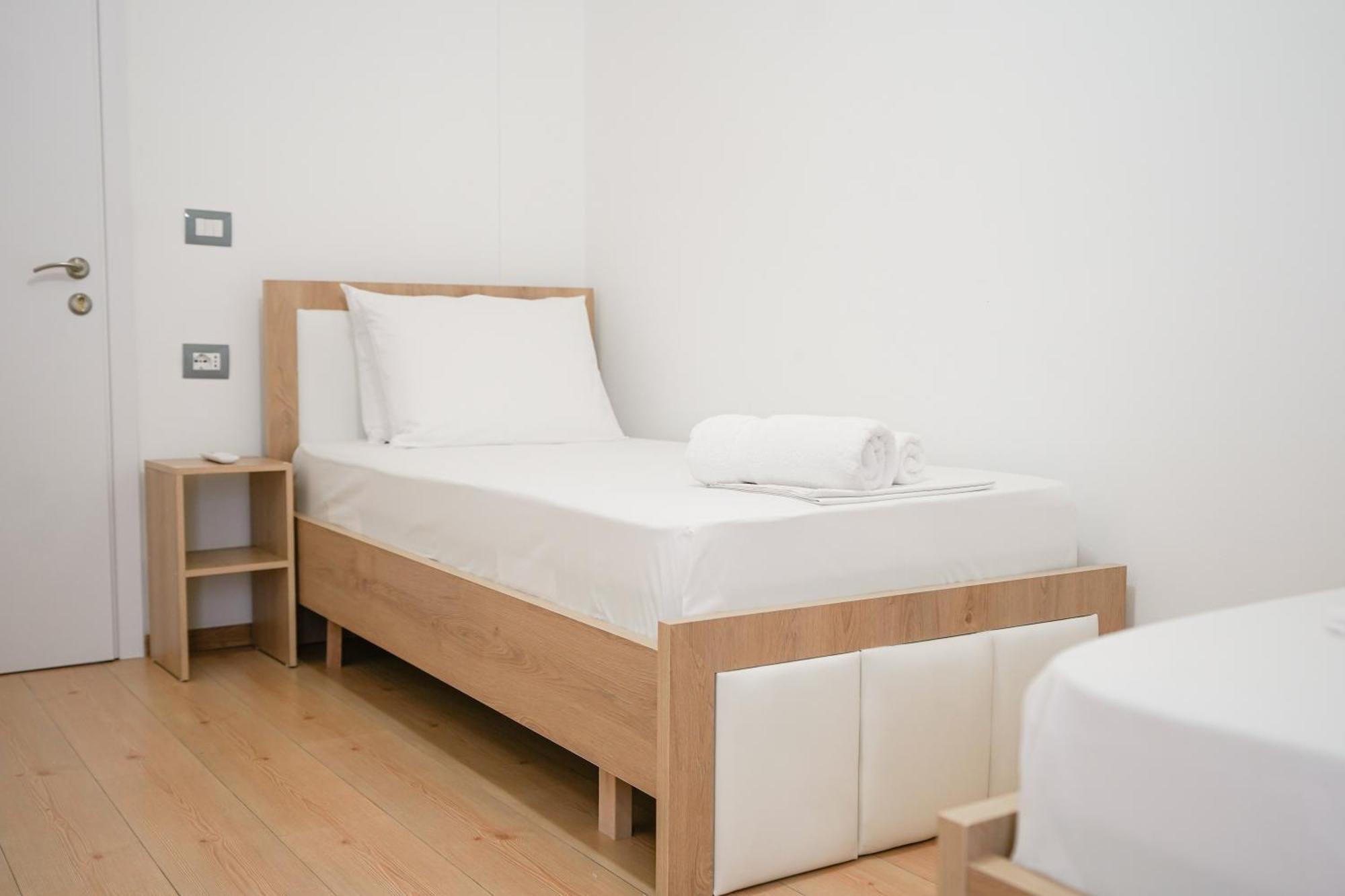 Ora Apartments Gjirokastër Esterno foto